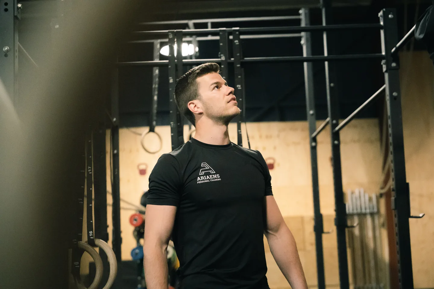 Portret van een trainer in de trainingsruimte