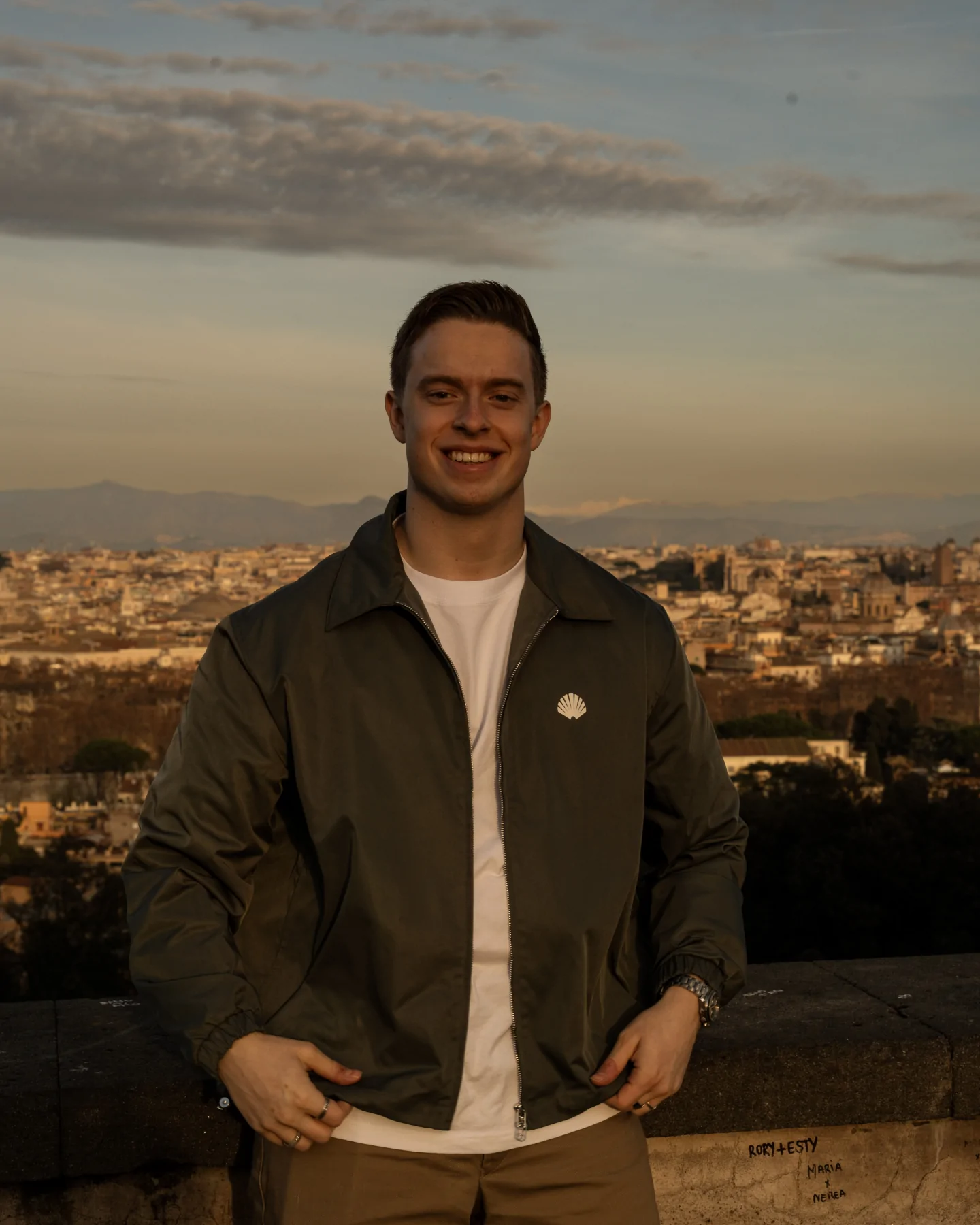 Portret van fotograaf Daan van Heumen met uitzicht over Rome