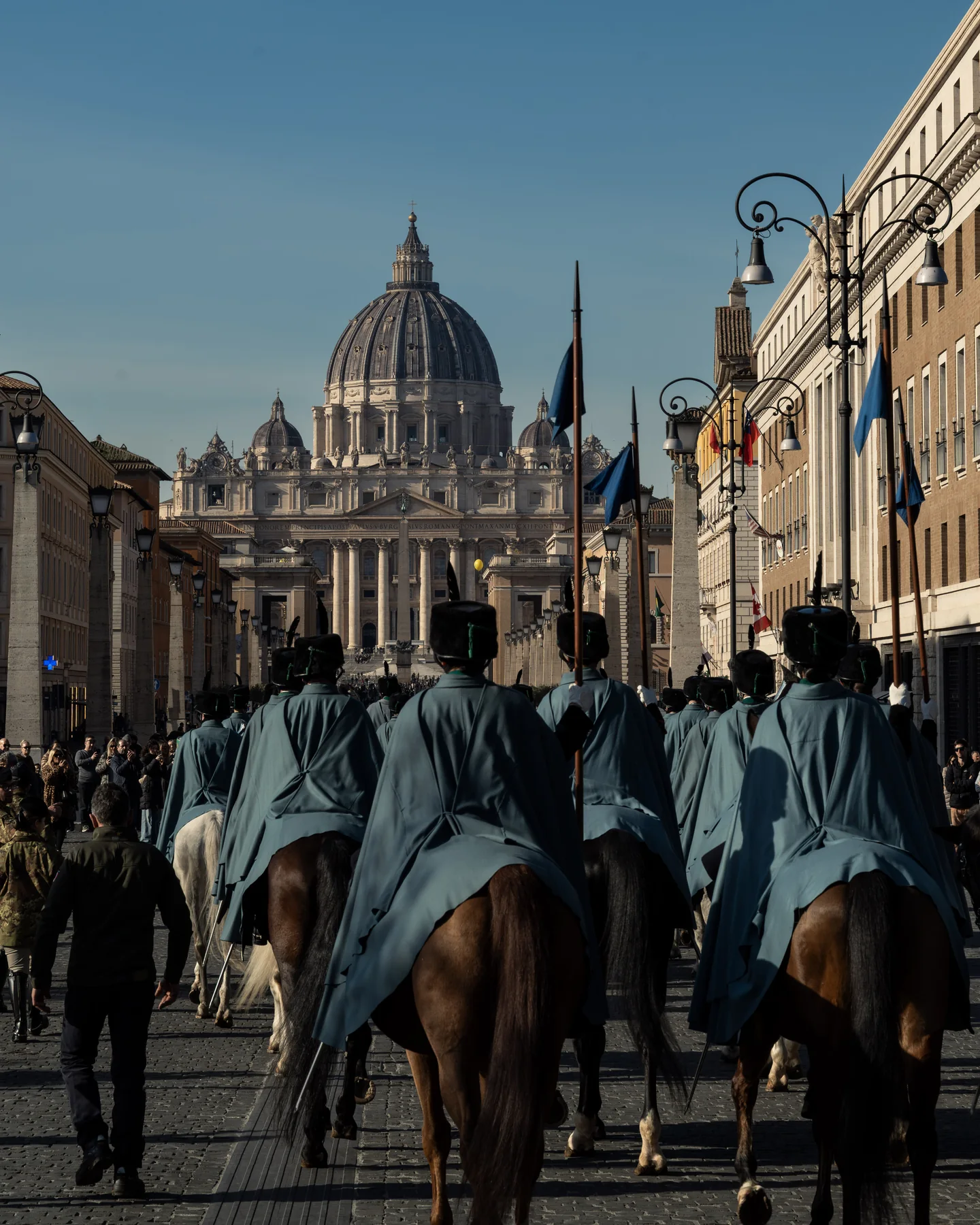 Ruiters op weg naar de Sint-Pietersbasiliek in Rome