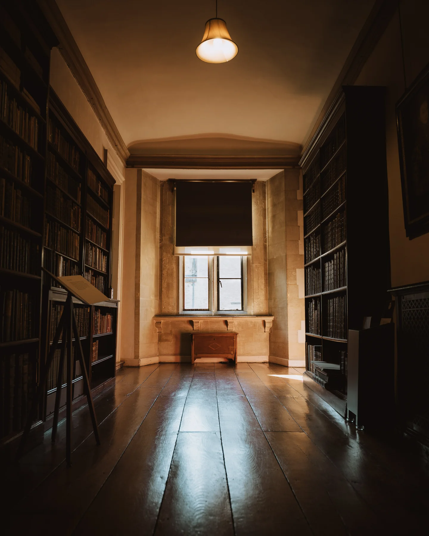 Stille bibliotheekruimte met warm licht