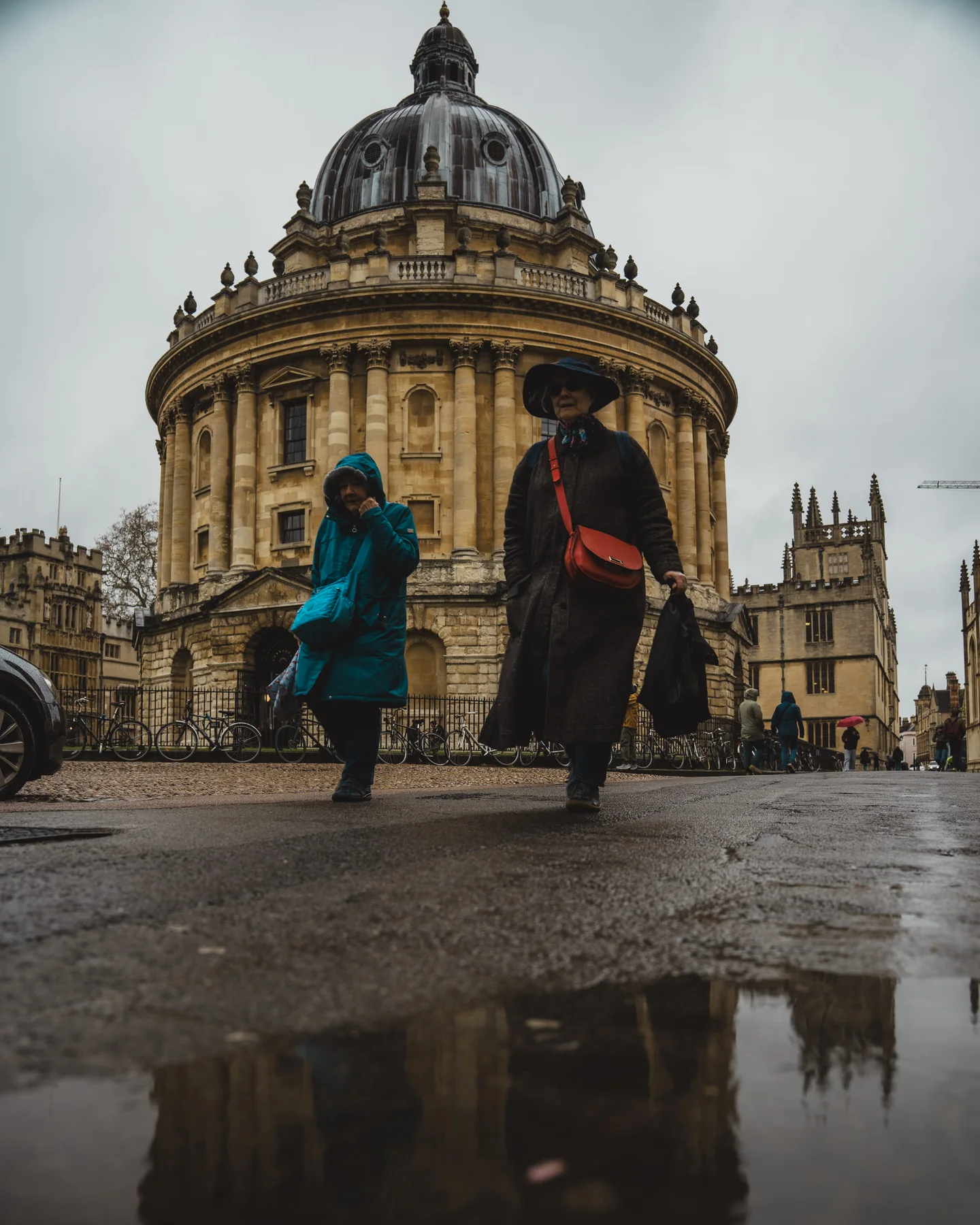 Voetgangers in de regen voor historische architectuur