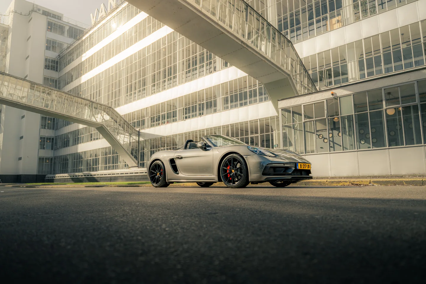 Grijze Porsche voor moderne witte architectuur