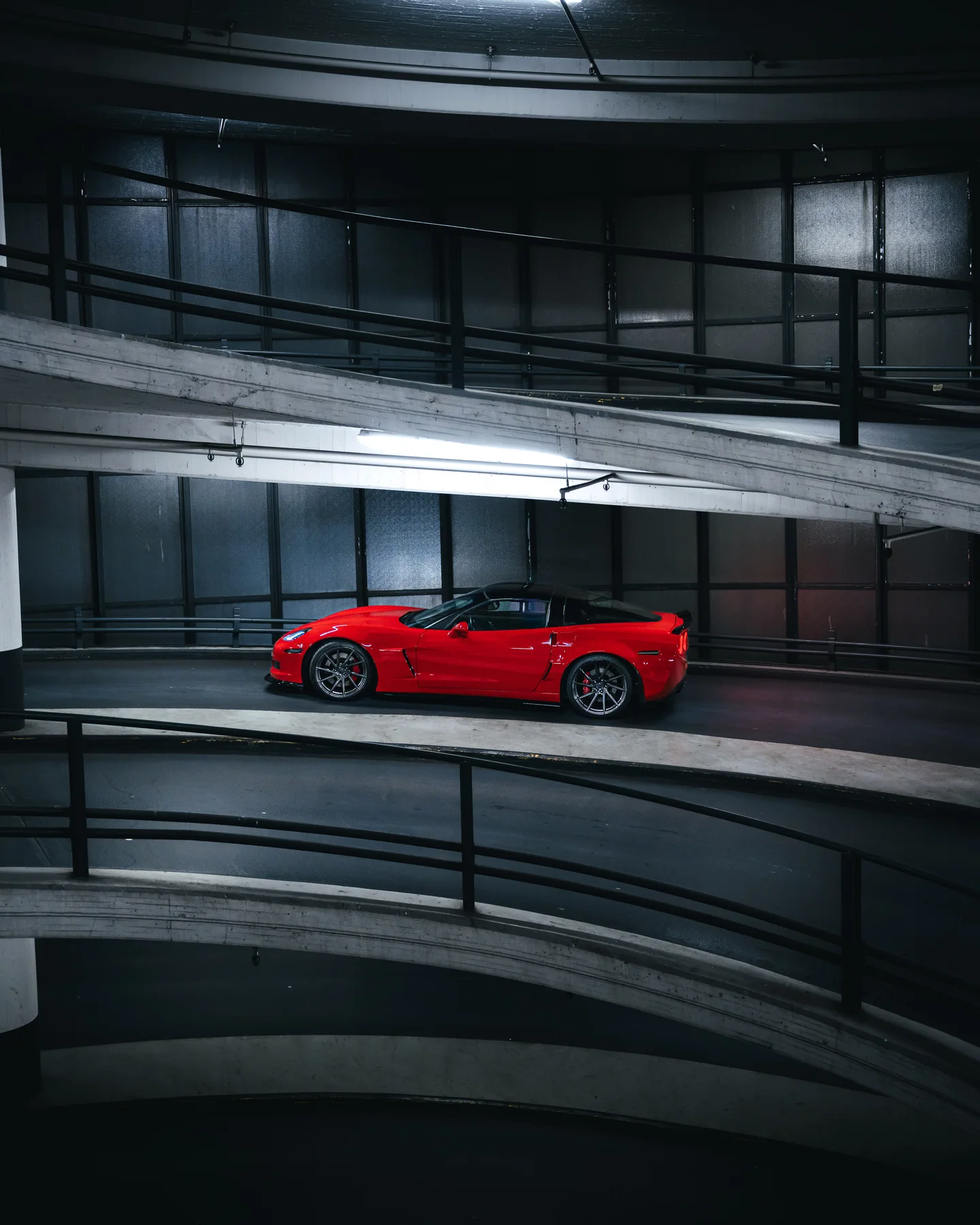 Rode Corvette op de helling van een parkeergarage