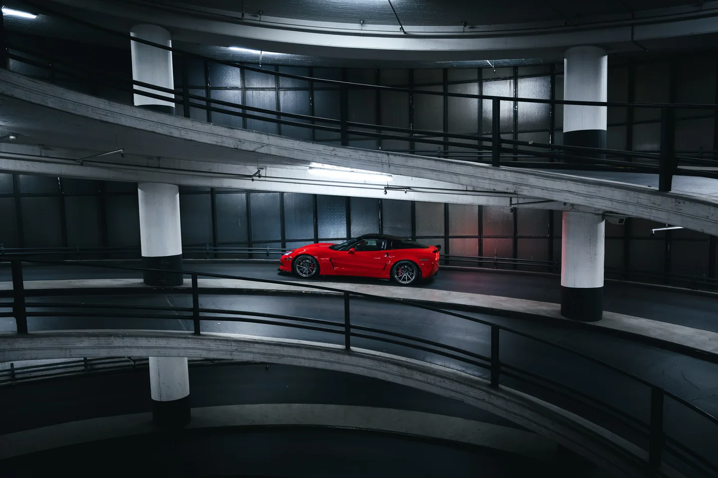Rode Corvette in een ronde parkeergarage