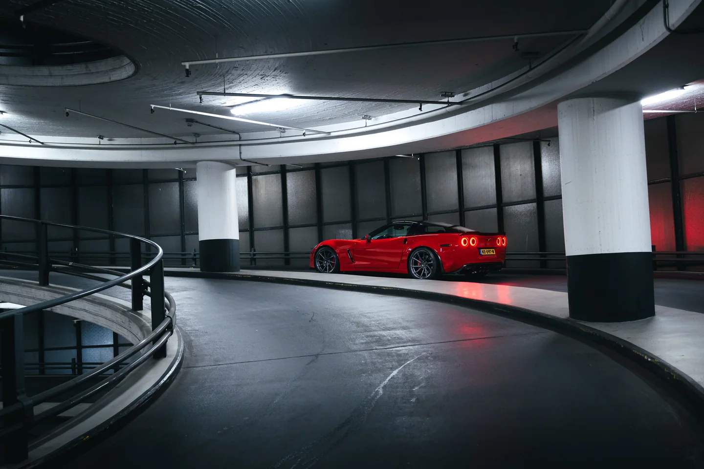 Rode Corvette onder grafisch kunstlicht
