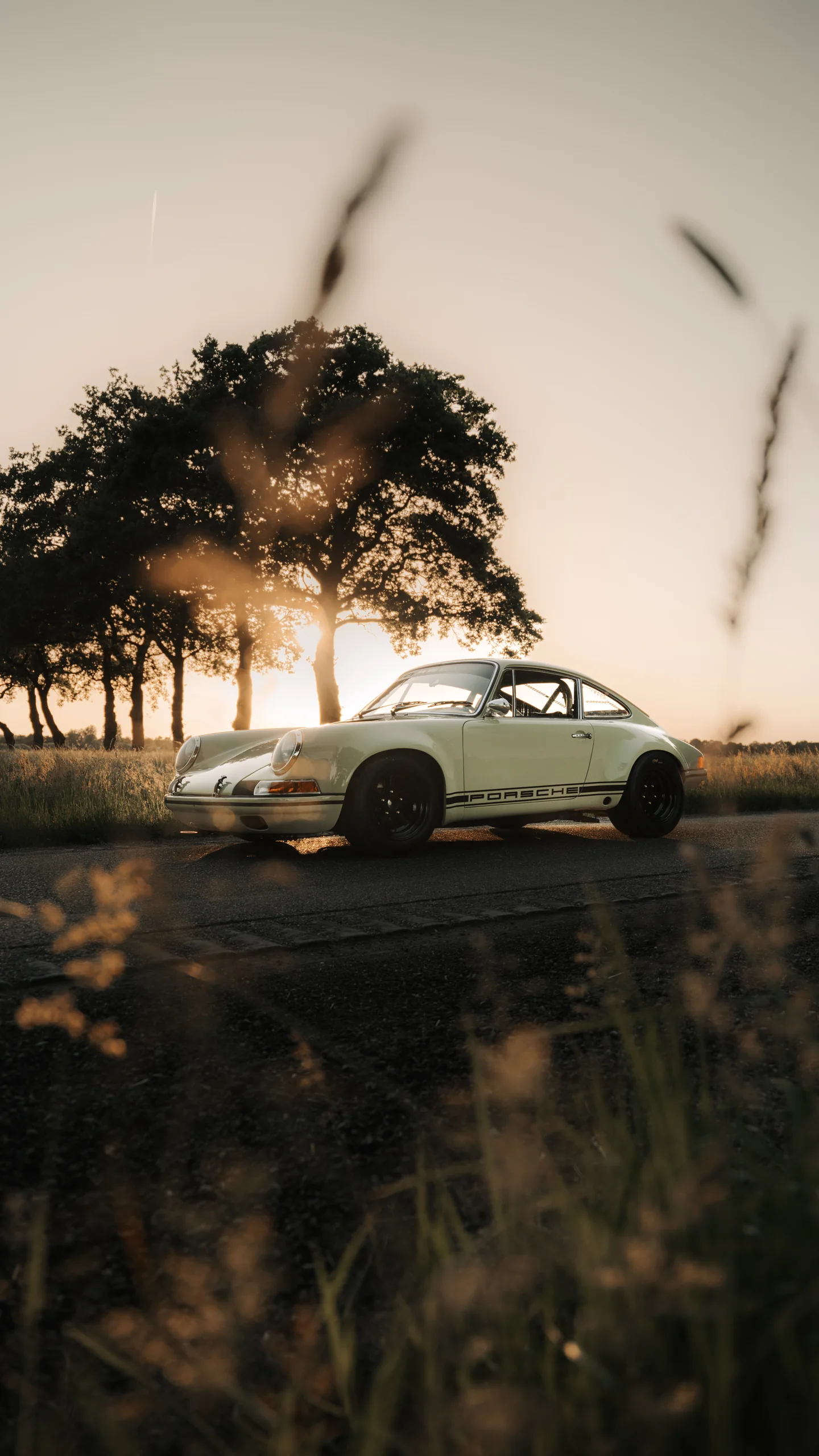 Klassieke Porsche in warm avondlicht