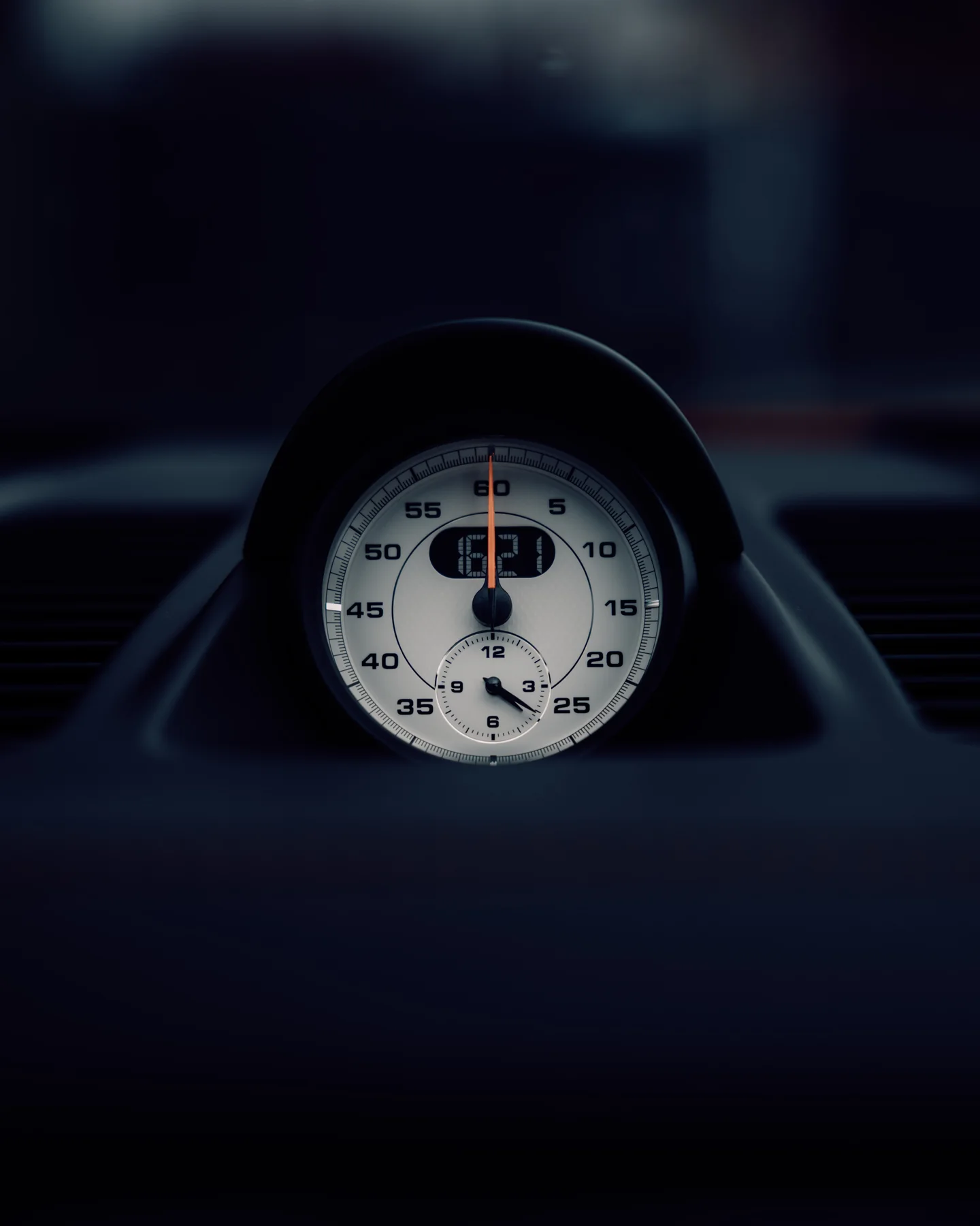 Chronometer op het dashboard van een Porsche