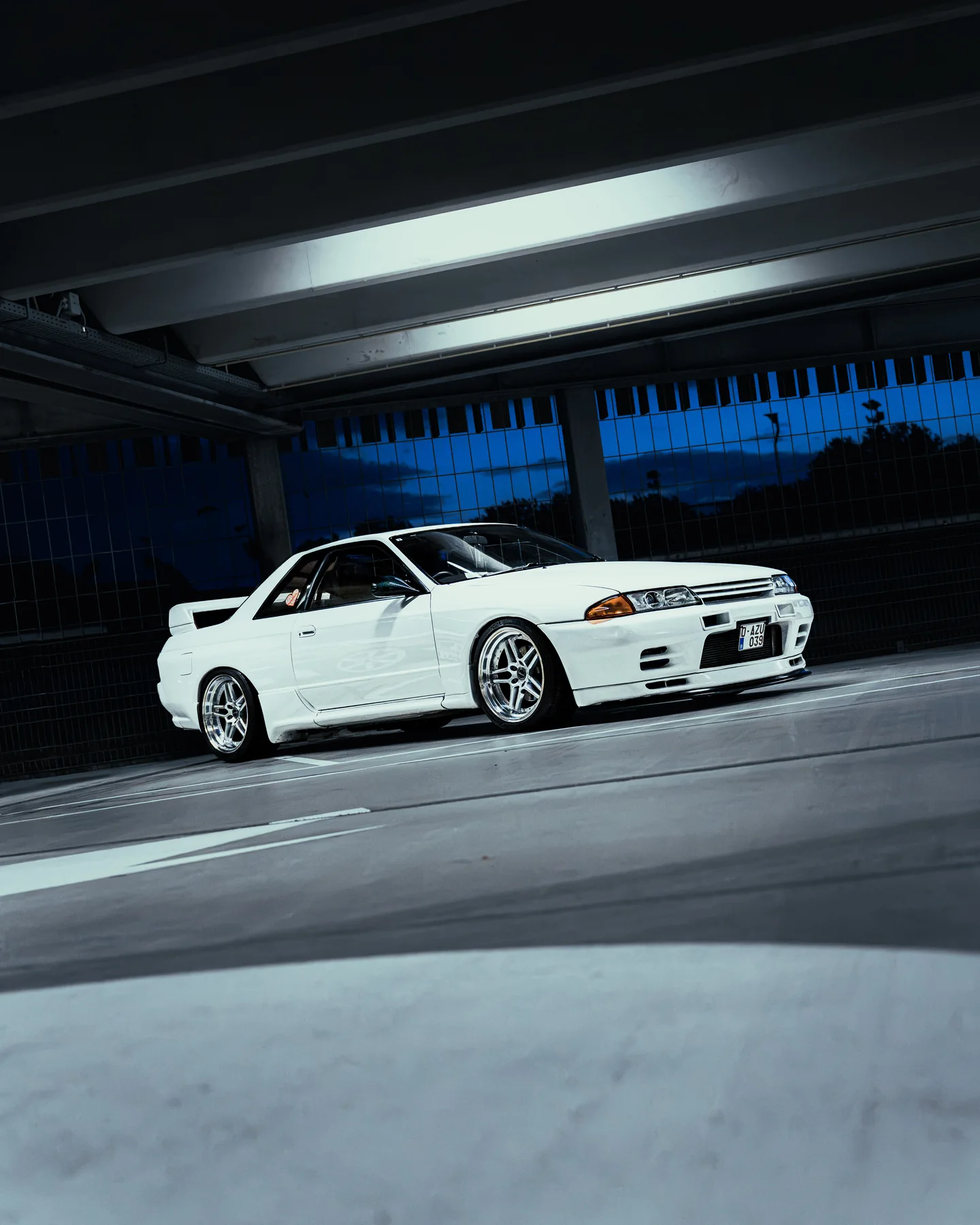Witte Japanse sportauto in een parkeergarage
