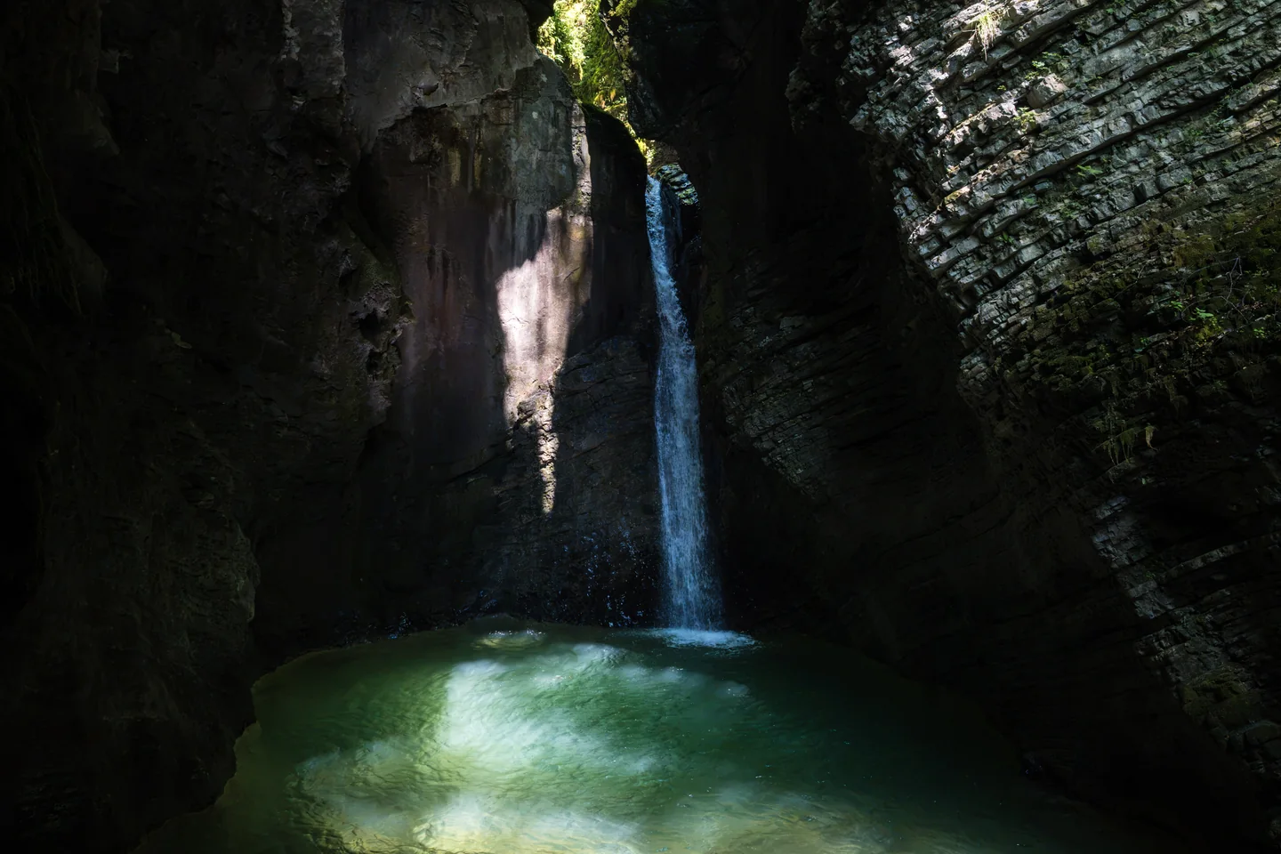 Waterval in een donkere rotskom