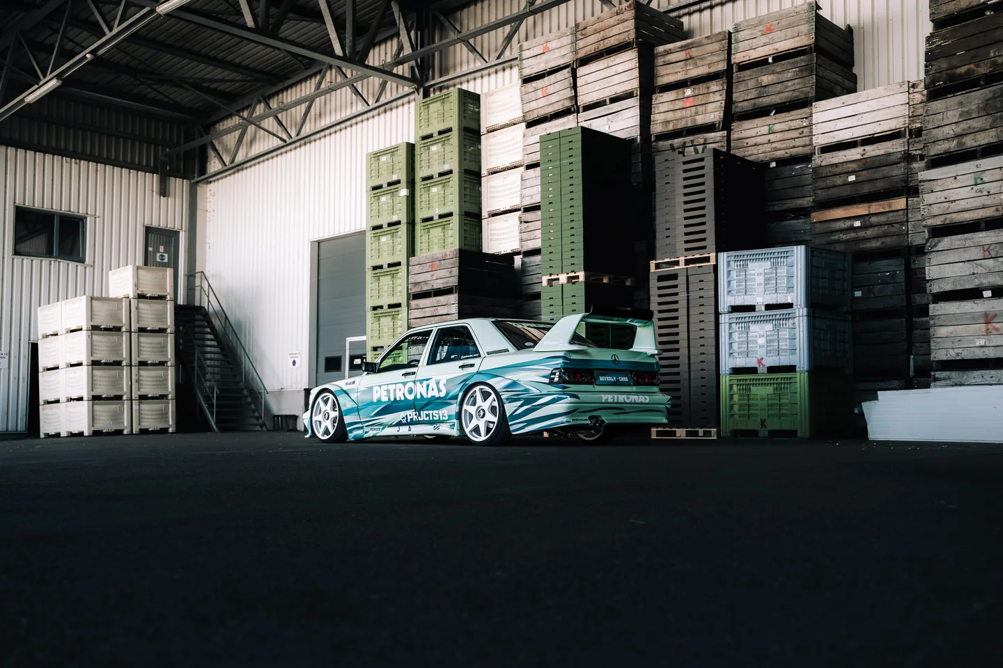 Petronas-geliverde Mercedes bij gestapelde kratten