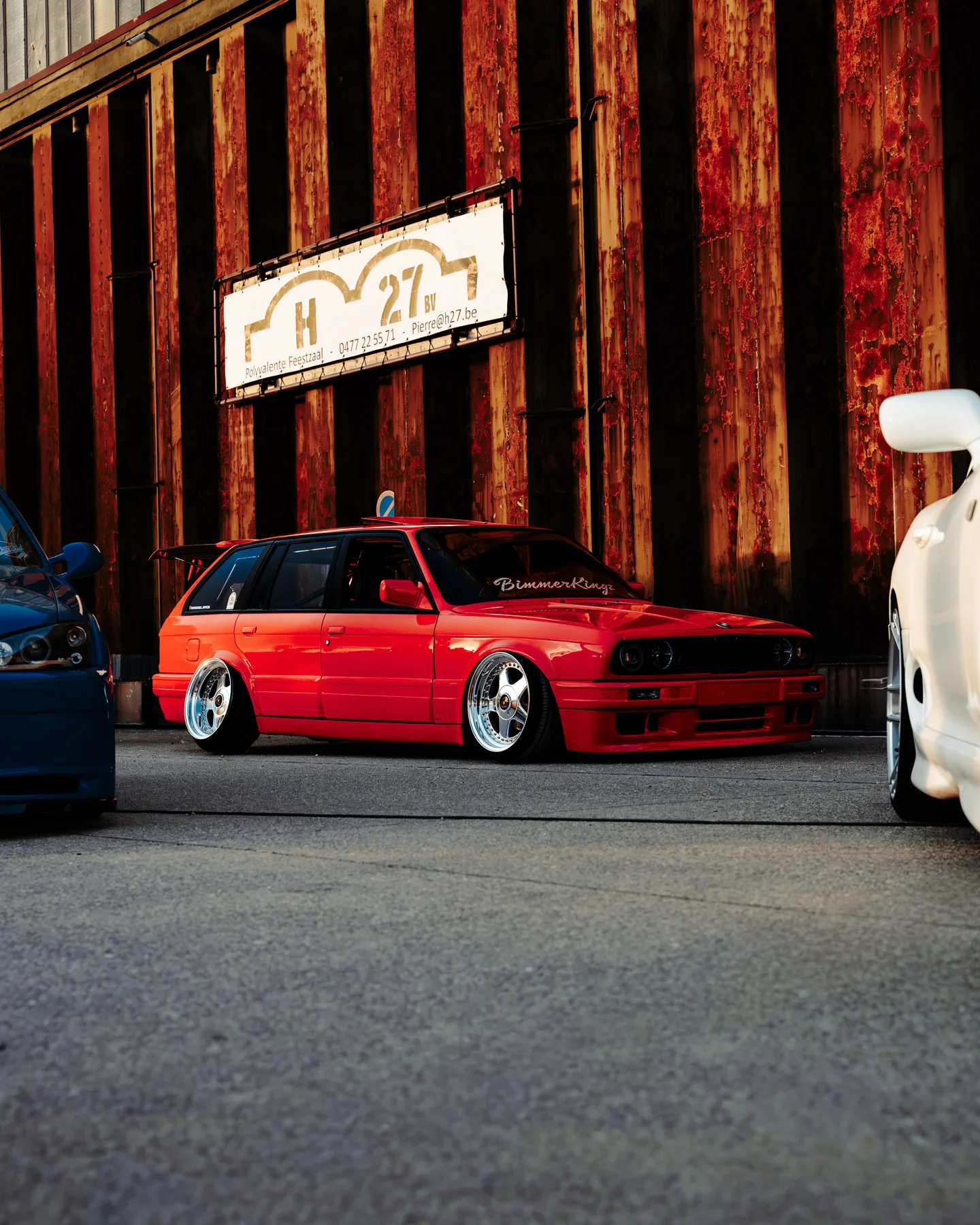 Rode klassieke BMW tussen andere showauto’s